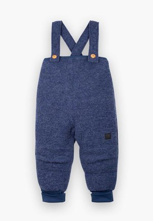Salopette bébé en polaire bleue avec bretelles croisées aux épaules, fixées par des boutons en bois et des poignets aux chevilles.
