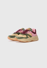 Zapatillas multicolores con una mezcla de gamuza rosa, verde y beige. Presentan un diseño texturizado y una suela de goma de tono marrón claro.
