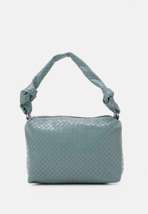 Hellblaue Lederhandtasche mit gewebtem Muster, rechteckiger Form, Reißverschlussverschluss und geknoteten Trägern.