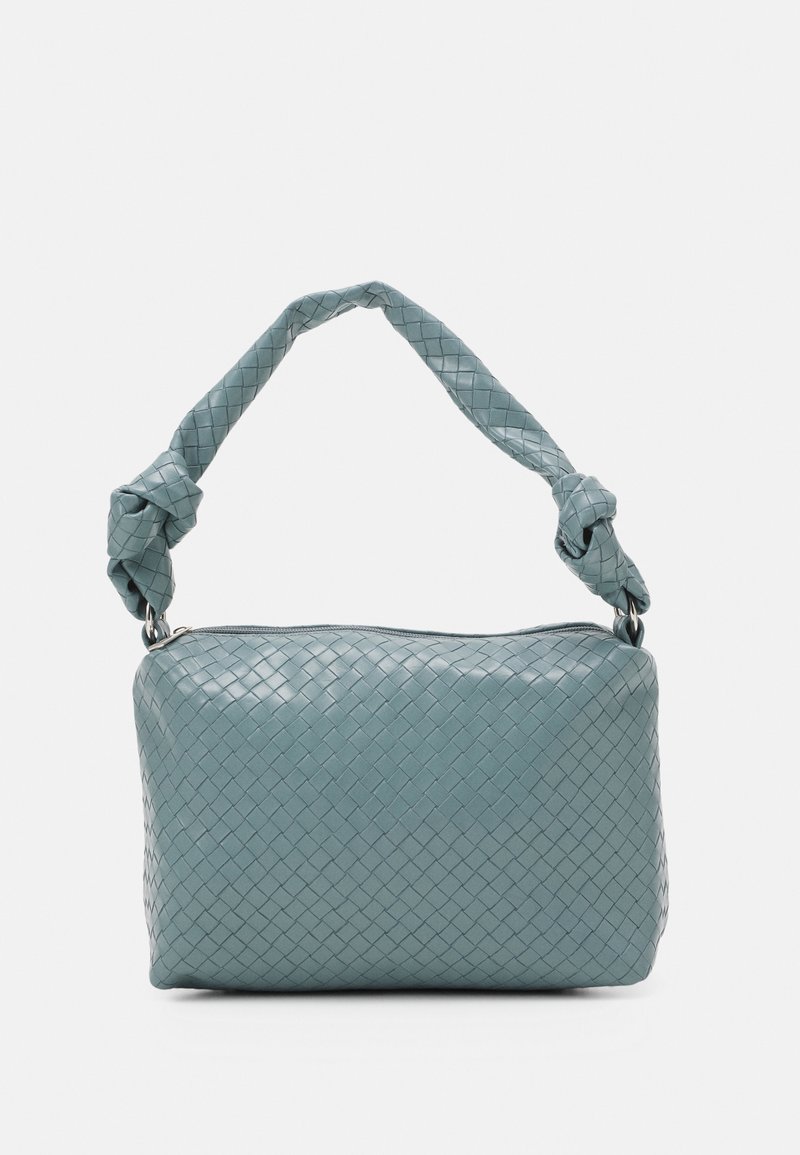 Sac à main en cuir bleu clair avec motif tissé, forme rectangulaire, fermeture à glissière et anses en bandoulière nouées.