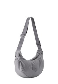 Graue Nylontasche mit runder Form, verstellbarem Schulterriemen, Reißverschlussverschluss und zwei runden Akzenten auf der Vorderseite.