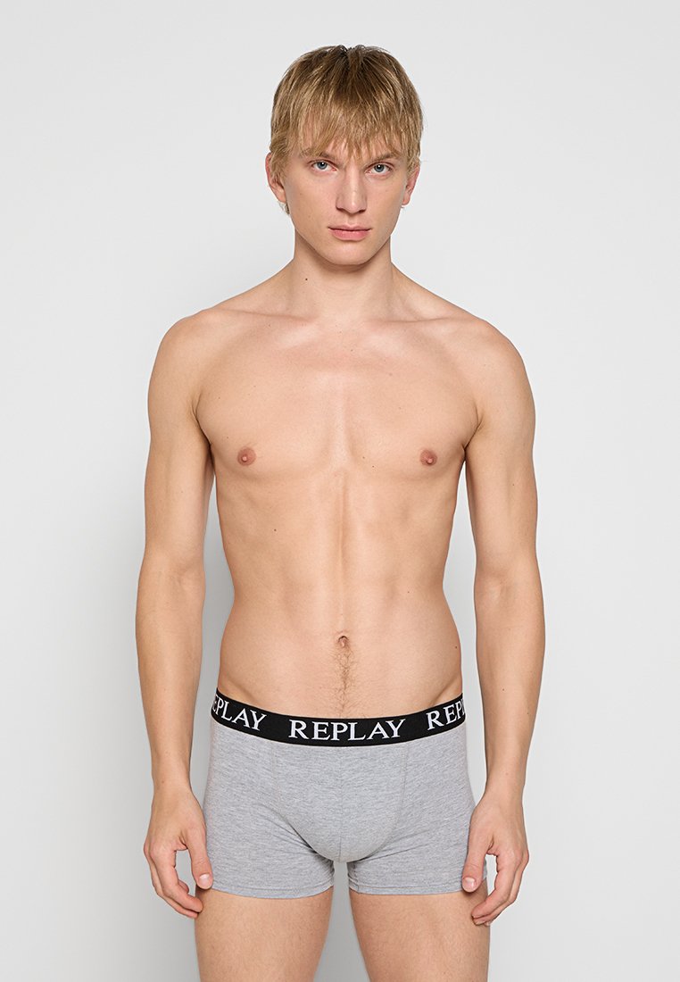Graue Baumwoll-Boxershorts mit einem schwarzen Bund, der das "REPLAY"-Logo trägt. Die Passform ist eng und der Stoff wirkt weich.