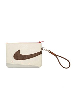 Piccola pochette bianca da polso con logo Nike swoosh marrone testurizzato e cinturino marrone attaccato a una clip argentata.