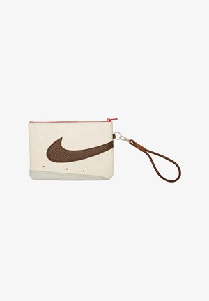 Piccola pochette bianca da polso con logo Nike swoosh marrone testurizzato e cinturino marrone attaccato a una clip argentata.