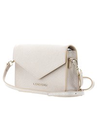 Borsa a tracolla sintetica beige con finitura textured, patta triangolare e logo dorato. Include una tracolla regolabile e un compartimento con zip.