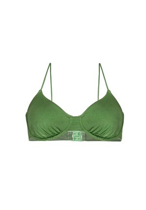 Grüner gepolsterter Bikini-Oberteil mit verstellbaren dünnen Trägern, strukturiertem Stoff und einem Kunststoffverschluss in der Mitte. Glatte Oberfläche und nahtloses Design.