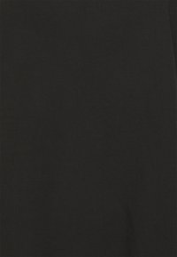 Texture di tessuto nero opaco con leggere irregolarità e pieghe.