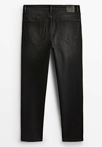 Jean en denim noir vu de dos avec deux poches arrière inclinées et un patch en cuir de marque sur la ceinture.