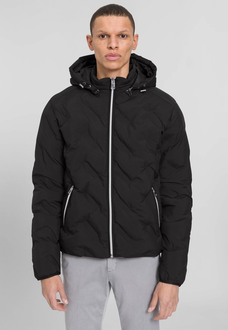 Schwarze gesteppte Pufferjacke mit Kapuze, vorderem Reißverschluss und seitlichen Reißverschlusstaschen. Mit elastischen Bündchen und einer glatten, glänzenden Textur.