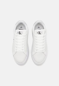 Sneaker sintetici bianchi con texture liscia, design con lacci, punta rotonda e logo Calvin Klein sulla linguetta e sul lato.