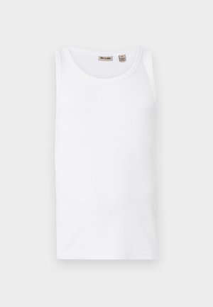 Witte ribgebreide mouwloze tanktop met ronde hals, gelabeld ONLY & SONS, plat uitgestald op een lichtgrijze achtergrond.