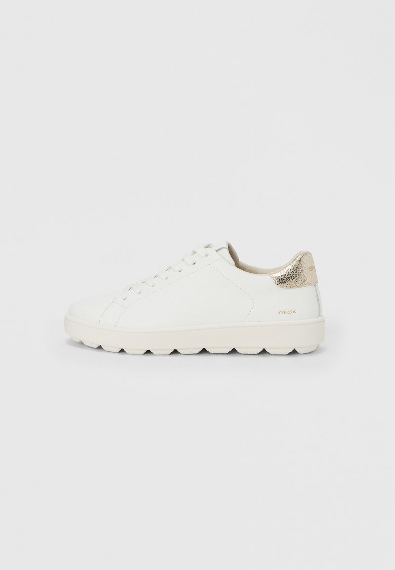 Λευκά δερμάτινα αθλητικά παπούτσια με στρογγυλεμένη μύτη, επίπεδα κορδόνια και υφασμένο χρυσό διακοσμητικό στην φτέρνα. Διαθέτουν παχιά, ευέλικτη σόλα.