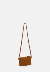 Hellbraune Umhängetasche aus Leder mit gewebter Textur, rechteckiger Form, verstellbarem Tragegurt und goldfarbener Reißverschlussbeschlägen.