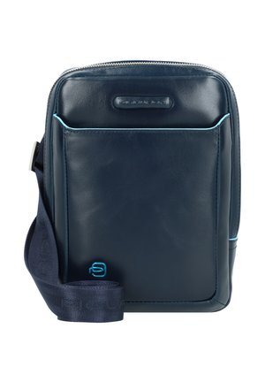 Sac bandoulière en cuir bleu marine avec fermeture à glissière, panneau avant texturé, accents en bleu et bandoulière en tissu tissé.