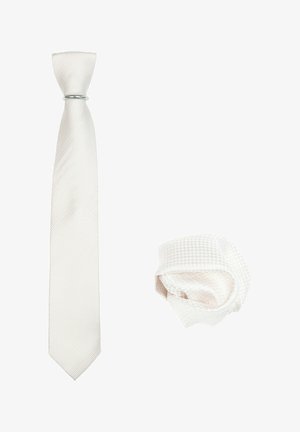 Witte das met een gestructureerd patroon, met een gepolijste zilveren ring, naast een bijpassende gestructureerde pochet die geplooid is.