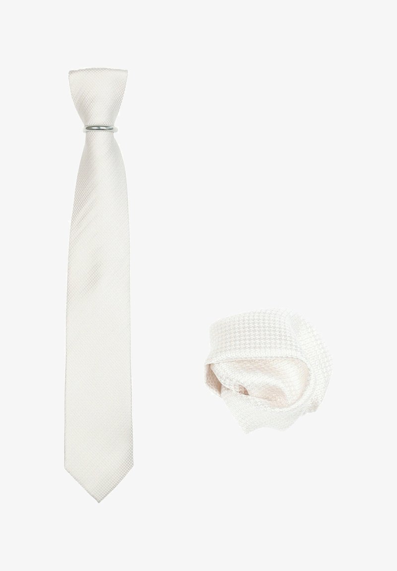 Noeud papillon blanc avec un motif texturé, accompagné d'une bague en argent poli, ainsi qu'un pochette assortie avec texture, présentée en position pliée.