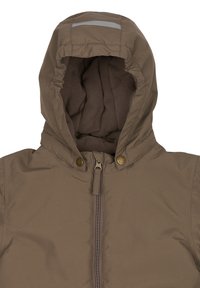 Giacca isolante marrone con cerniera e bottoni a pressione. Presenta un cappuccio, interno foderato e una striscia riflettente sul cappuccio. Tessuto con texture liscia.