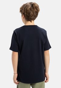 Dunkelblaue Baumwoll-T-Shirt mit kurzen Ärmeln und rundem Halsausschnitt, featuring ein flaches Rückendesign ohne sichtbare Grafiken oder Muster.