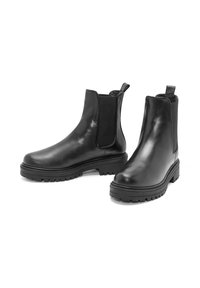 Czarne skórzane botki Chelsea z elastycznymi panelami bocznymi, zaokrąglonym noskiem i grubą gumową podeszwą. Gładka faktura i pętle do łatwego zakładania.