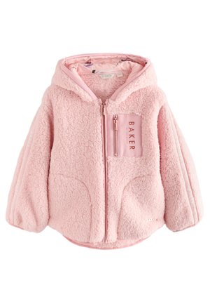 Veste polaire rose douce pour tout-petits avec capuche, zip devant, poche poitrine zippée et marquage "BAKER" sur la poche et la manche.