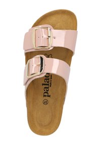Sandali in pelle patent rosa con due larghe cinghie e fibbie dorate. Soletta marrone morbida con nome del marchio stampato. Design con suola piatta.