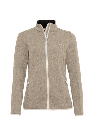 Lichtbruine fleece jas met een hoge kraag, volledige rits en twee zijzakken. Heeft een subtiele textuur en een wit logo op de borst.