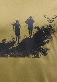 Δύο δρομείς σε μονοπάτι με αφηρημένες πιτσιλιές και ένα στιλιζαρισμένο λογότυπο ζώου σε ελαιδί ύφασμα.