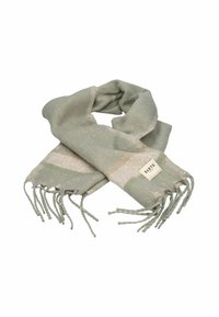 Hellgrüner Schal mit weicher Textur, der gestreifte Muster und Fransenenden aufweist. Ein gewebtes Etikett ist nahe einem Ende angebracht.