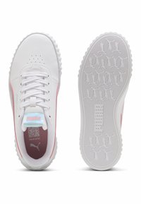 Weiße Turnschuhe mit glattem synthetischem Obermaterial, pastellrosa Akzenten und strukturiertem Gummilaufsohle. Mit flachen Schnürsenkeln und gepolstertem Innenfutter.