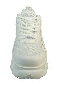 Hvid chunky sneaker med tyk sål, mesh tå, polstret tunge og hvide snørebånd bundet foran, set oppefra.