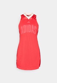 Κόκκινη αμάνικη φανέλα μπάσκετ από πλεκτό ύφασμα με λευκές λεπτομέρειες, V-λαιμόκοψη και την επιγραφή «ADIDAS» στο μπροστινό μέρος.