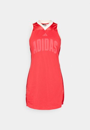 Maillot de basket rouge sans manches en tissu mesh, avec des accents blancs, un col en V, et "ADIDAS" imprimé sur le devant.