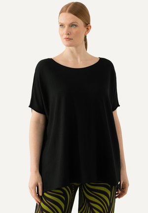 Sort løs top med rund halsudskæring og korte ærmer, lavet af blødt stof. En guldfarvet detalje ses ved kanten.