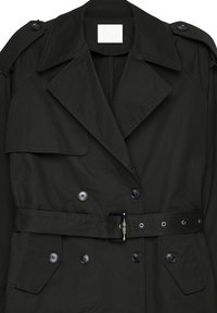 Czarny płaszcz trenchowy z podwójnym zapięciem, dużym kołnierzem, naramiennikami, paskiem w talii oraz guzikami zdobiącymi kieszenie.