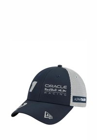 Marineblaues Cap mit Netzrücken; mit einer weißen "1" und Logos von Oracle Red Bull Racing und AlphaTauri. Krummer Schirm, runde Nähte oben.