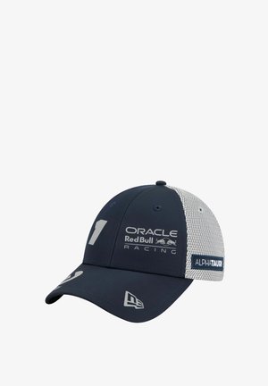Marineblaues Cap mit Netzrücken; mit einer weißen "1" und Logos von Oracle Red Bull Racing und AlphaTauri. Krummer Schirm, runde Nähte oben.