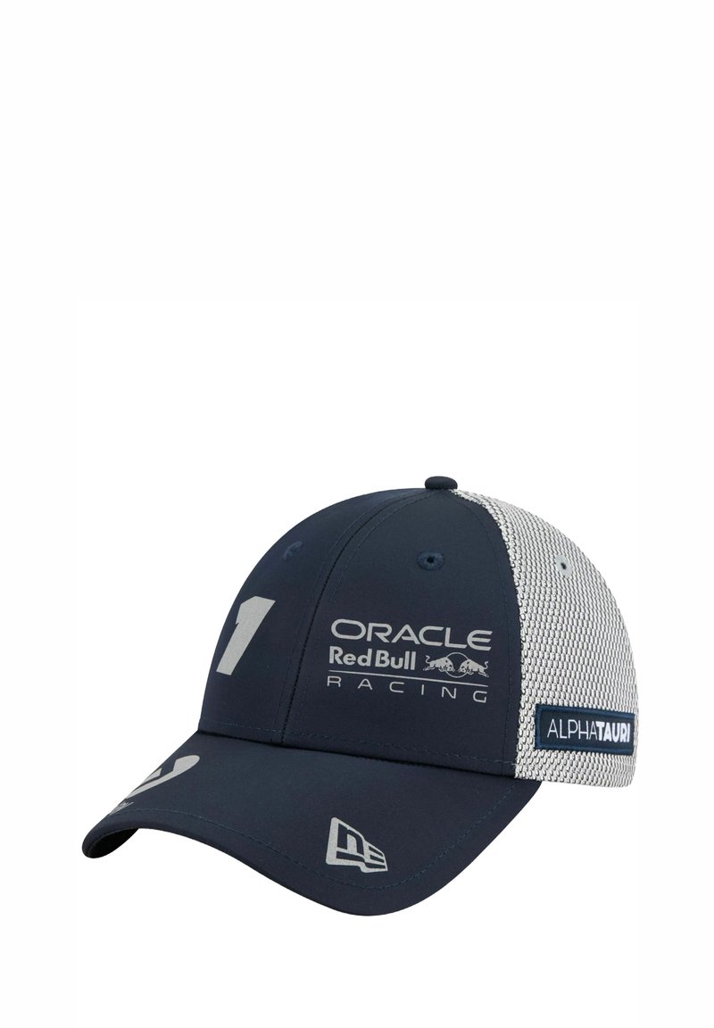Marineblaues Cap mit Netzrücken; mit einer weißen "1" und Logos von Oracle Red Bull Racing und AlphaTauri. Krummer Schirm, runde Nähte oben.
