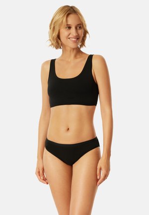 Schwarzes Crop-Top und passende Bikini-Höschen aus glattem Stoff, mit rechteckigem Ausschnitt und minimalistischem Design mit elastischen Bändern.