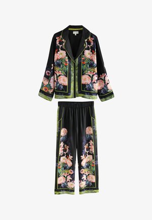 Ensemble de pyjama floral noir comprenant une veste à boutons avec des manches longues et un pantalon. Accentué de bordures vertes et de grandes impressions florales.