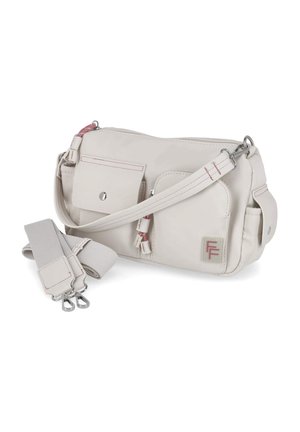 Gebroken-witte schoudertas met twee voorvakken, zilveren hardware, afneembare verstelbare band en subtiele rode stiksel details.