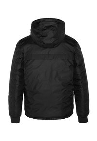 Schwarze Pufferjacke mit Kapuze, die eine glatte, glänzende Außenseite, elastische Bündchen und ein Rückenpasse-Detail aufweist. Keine sichtbaren Logos oder Muster.