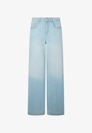 Világoskék, bőszárú farmernadrág elől gombos és cipzáras záródással, öt zsebes kialakítással, fehér háttér előtt bemutatva.