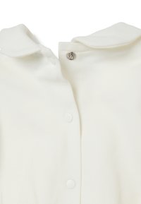 Witte shirt met een ronde kraag, drukknopen en een zachte textuur van gladde stof. Inclusief witte kunststof knopen.