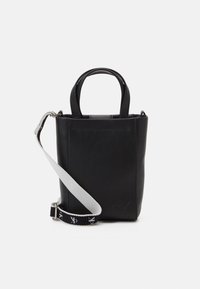 Borsa a spalla nera in pelle, di piccole dimensioni, con due manici e una tracolla staccabile bianca e nera con logo CK.
