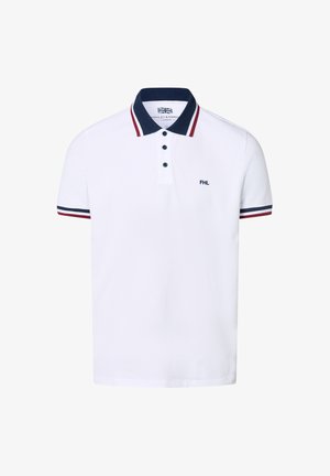 Weißes Polohemd mit marineblauem Kragen und rot akzentuierten Ärmeln, ausgestattet mit einer Knopfleiste mit drei Knöpfen und einem gestickten Logo auf der Brust.