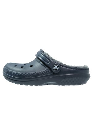 Sabot gris foncé à enfiler avec des trous de ventilation, bride arrière réglable et doublure intérieure en polaire douce.