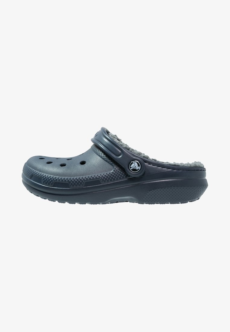Sabot gris foncé à enfiler avec des trous de ventilation, bride arrière réglable et doublure intérieure en polaire douce.
