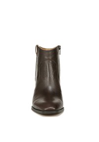 Braune Leder-Ankle-Boots mit glatter Oberfläche, runder Zehenform und einem Reißverschluss auf der Rückseite. Sie verfügen über minimale Nähte und eine niedrige, flache Sohle.