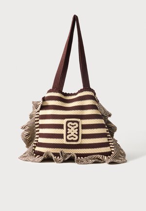 Brun og beige stribet hækle-totetaske med lange hanke og flæset bundkant, med en central dekorativ hæklelap.