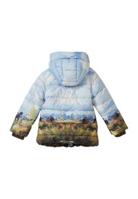 Gepolsterte Jacke mit einem blauen Wolkenmuster, versehen mit einem Landschaftsprint mit Tieren an der Unterseite. Kapuzen-Design und strukturierter Stoff.